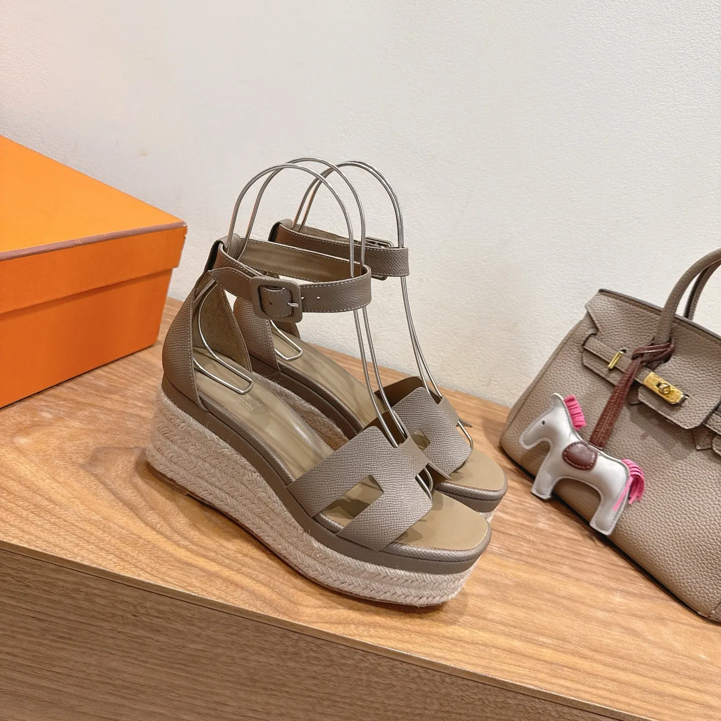 👟👟Ex-factory price 720👟👟 Hermes... a Eclair 2025 new color + popular series, the version is super positive, with a certain thickness, which makes the legs longer! Breathable, comfortable calfskin, spring and summer color matching, this item is both beautiful and comfortable! Channel supply code size: 35-39 can be ordered as 40.41 with airplane box ➕20